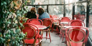 Jak wybrać stoliki kawiarniane i restauracyjne dopasowane do stylu Twojego lokalu?