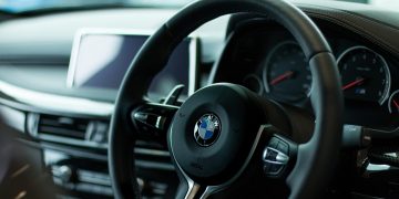 Wynajem aut w Poznaniu bez niespodzianek – na co zwrócić uwagę przed podpisaniem umowy?